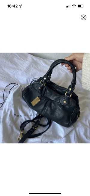 Marc Jacobs väska  - Säljer denna Marc Jacobs väska i modellen Classic Q. Väskan är i mycket bra skick. Bara att skriva vid fler frågor☺️