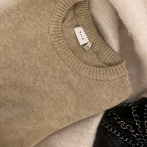 Stickad tröja från vila  - Jätte fin stickad tröja från vila , fick den i julas men den har inte kommit till användning alls , nypris : 329kr mitt pris :250