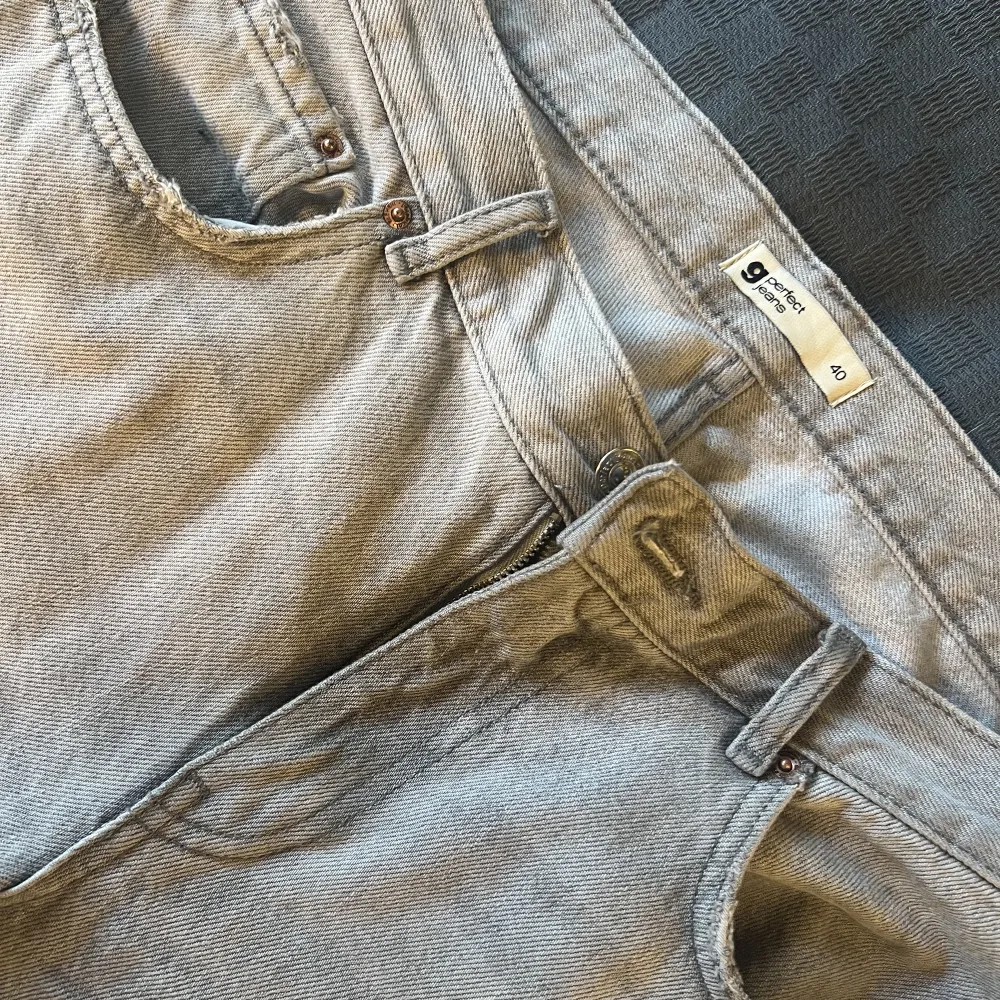 Jätte fina gråa jeans ifrån gina tricot! Inte andvända många gånger!❤️‍🔥pris kan diskuteras!. Jeans & Byxor.