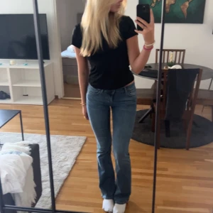 Low Waist Bootcut - Hej! Säljer nu dessa super snygga lågmidjade bootcutjeansen då jag råkade beställa hem två likadana. Dom är helt oanvända och prislappen sitter kvar. Jeansen är i storlek 36 och passar mig som är 170 cm lång.   Hör av er om ni har några frågor.💘💘😌😌