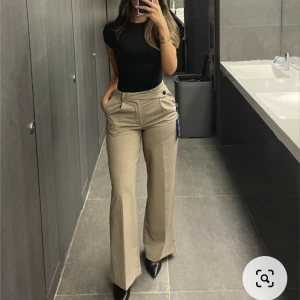 Söker zara kostymbyxor - Söker dessa zara kostymbyxor. Dm om du har storlek M eller S. Art.nu: 5427 402 756  FULL LENGTH ASYMMETRICAL WAIST PANTS