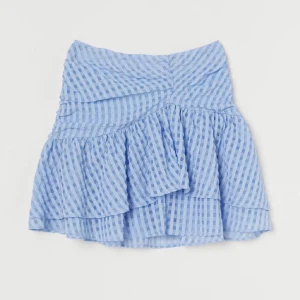 Kjol - Säljer nu denna vackra sommarkjol fast i gul💛💛går inte att köpa längre, helt underbar!!☀️🍨👗