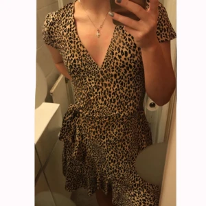 omlott klänning  - Omlott klänning i storlek 32, i nyskick, faller superfint och är superstretchig så går att använda från storlek XXS/M, går även att ha en tröja över så det blir en fin kjol när det börjar bli kyligare på sommarkvällarna. Säljer för 100kr + frakt 📦 