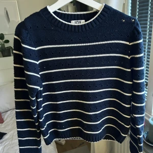 Stickad tröja - Randig stickad tröja från JDY i storlek M, men passar också S. Sparsamt använd och mycket bra skick!