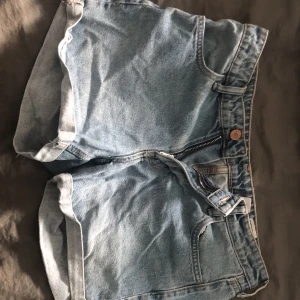 Shorts - Blåa jeans shorts från HM. Passar inte mig längre så därför säljer jag. Dem är ungefär low waist. Mycket använda men är i bra skick.