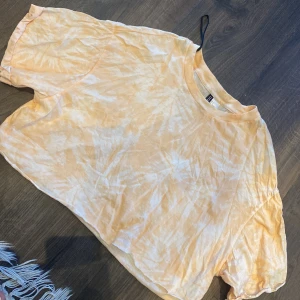 Croptop t-Shirt tiedye  - Storlek S  Använd en gång 