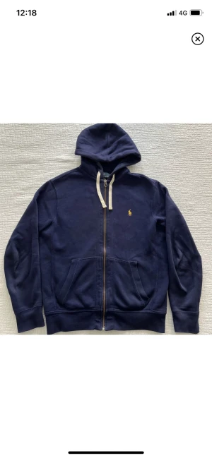 Polo Ralph lauren full zip - Säljer en klassisk och stilren hooodie från Ralph raulen som passar perfekt till sommaren😍 Endast använd fåtal gånger och är superbekväm! 