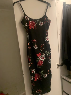 Blommig klänning från Shein  - Stl S / 36