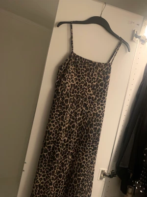 Leopard klänning med slits från bikbok  - Köpt från bikbok 500 kr
