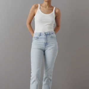 Ljusblåa jeans - Säljer mina jeans med hög midja från Ginatricot då dom är för stora, köptes för 400. 