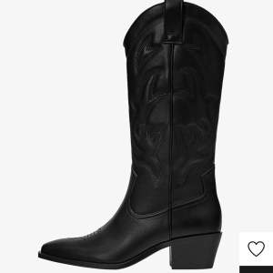 Säljer nu mina cowboy boots då jag aldrig använt dom och känner att jag inte heller kommer göra det. Fick dom i julklapp och endast testat dom inomhus inte mer än så. Dom kostar nya 699kr. Dom är storlek 37 men passar 36 
