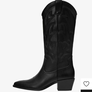 OANVÄNDA BOOTS - Säljer nu mina cowboy boots då jag aldrig använt dom och känner att jag inte heller kommer göra det. Fick dom i julklapp och endast testat dom inomhus inte mer än så. Dom kostar nya 699kr. Dom är storlek 37 men passar 36 