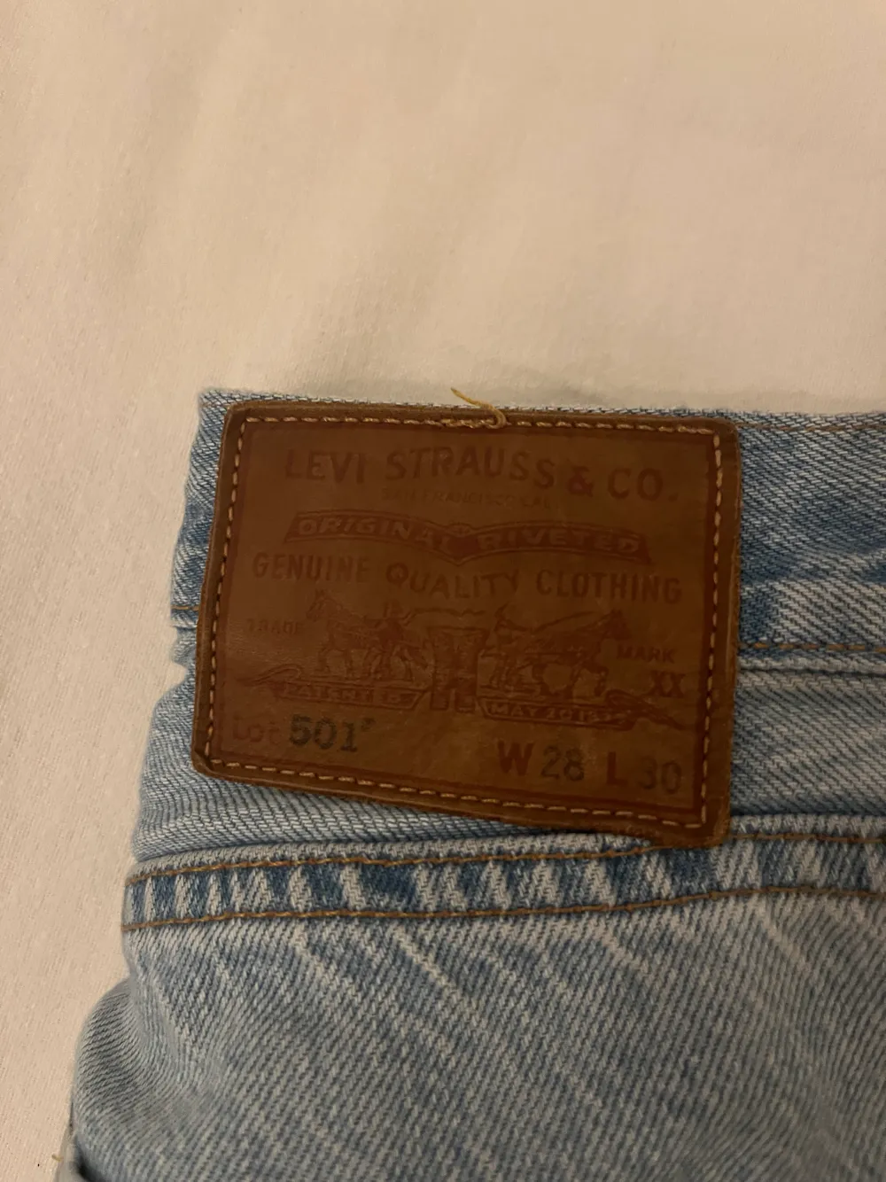 Säljer ett par ljusblåa Levis 501 jeans, ordinarie pris = 1300kr.. Jeans & Byxor.