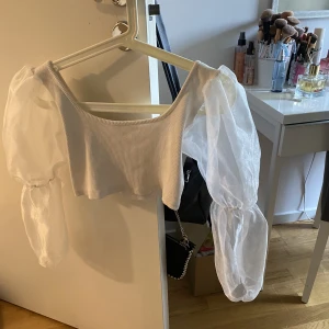 Festtopp - Vit kort  topp me genomskinliga armar 