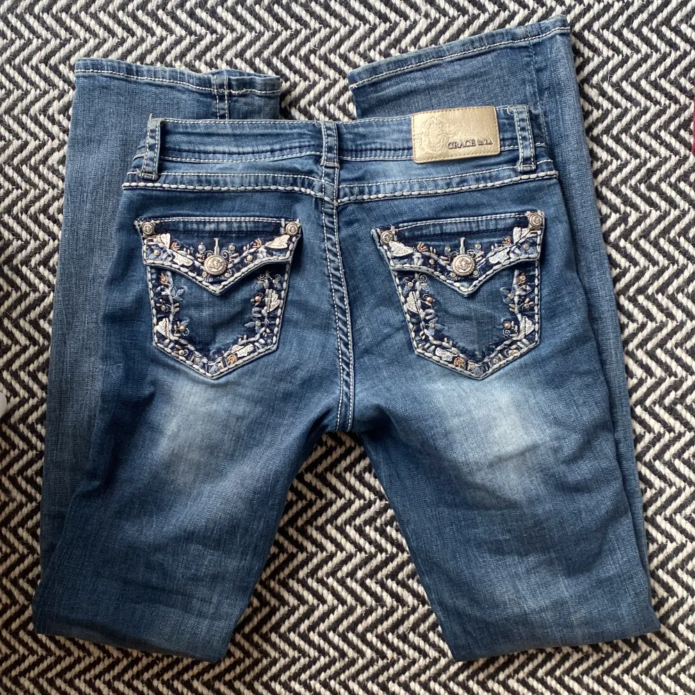 Skitsnygga bootcut jeans med coola detaljer!!! Från grace in LA och har bra kvalitet och superfin passform💕. Jeans & Byxor.