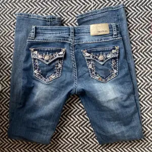 Skitsnygga bootcut jeans med coola detaljer!!! Från grace in LA och har bra kvalitet och superfin passform💕