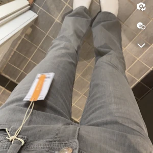 Low wais jeans - Jeans från Gina Young ( Low waist) storlek 158. Aldrig tvättade endast provade. Säljer pga behöver pengar. Nypris= 349kr+ frakt.