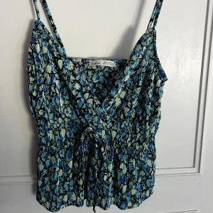 Sommartopp  - Jättefin sommartopp från PULL&BEAR, säljer då den inte kommer till användning 