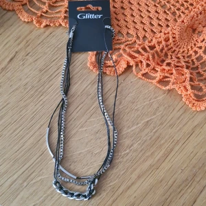 Halsband - 2 halsband i ett. Helt nytt oanvänt från Glitter söker ny ägare.