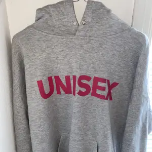 Säljer en grå mysig lång hoodie med rosa tryck på. De finns även luva på. Från Bikbok. Storlek Xs/  S💕