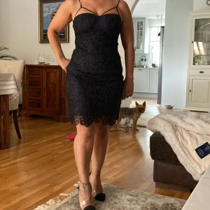 Spetsklänning stl M - Jättebra skick!  Jag är 150cm så den når mina knän.