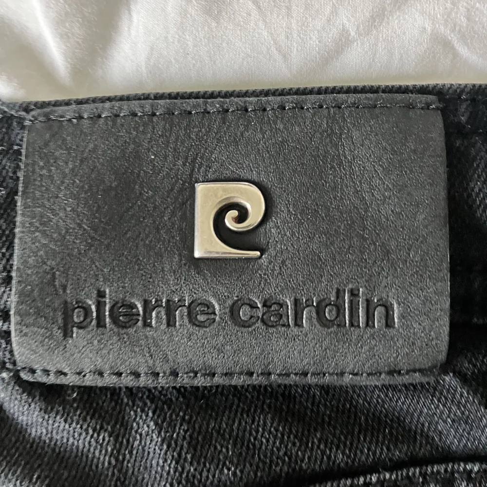 Pierre Cardin Jeans, säljer då de inte passar mig. Bra skick, inga defekter. Skriv om du undrar något, priset är förhandlingsbart. Nypris cirka 1200kr.. Jeans & Byxor.