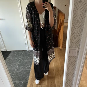 Kimono - Lång kimono, lite bohem. Lätt tyg.