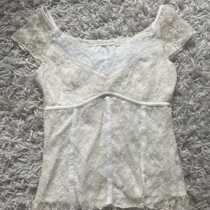 Vit top - Säljer den här vita toppen från cider. Endast testad men har dock några små fläckar från smink. Annars inga större defekter. Sista bilden är en liknande top. Kontakta för fler bilder💘