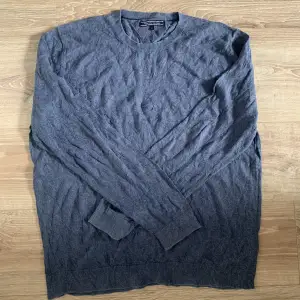 En mönstrad tröja som passar som overshirt men också till vanligt bruk. Tröjan är i go men passar definitivt någon som har L och även mindre L.