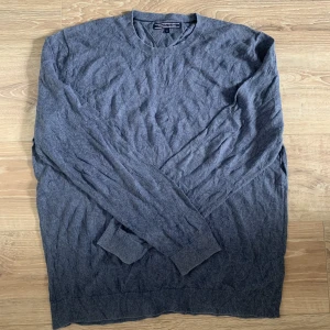 Tommy hilfiger tröja  - En mönstrad tröja som passar som overshirt men också till vanligt bruk. Tröjan är i go men passar definitivt någon som har L och även mindre L.