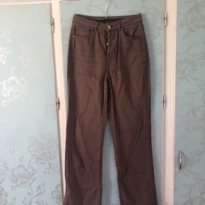 Jeans från bikbok  - Säljer dessa supersnygga bruna jeansen från bikbok pga för små. Supersnygga till allt och matchar med det mesta. Skulle gärna haft kvar dem om de passat. Kontakta vid frågor🥰🥰 nypris:600kr