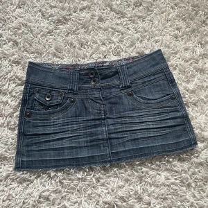 Minikjol - Söt mini kjol köpt här på Plick som tyvärr inte passade mig. Fint skick och inga defekter. Står ingen storlek men skulle säga att den är xs-s. 