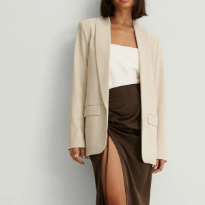 Kavaj NAKD - Skitsnygg kavaj från NAKD. Säljer pga jag har några andra jag använder. Använt fåtal gånger men skit snygg nu till sommaren. Köpt för 499, men säljer för 350💕