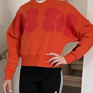 En helt oanvänd adidas sweatshirt i färgen orange. Köpt för 599 kr. Storlek är XS/S (11-12y)