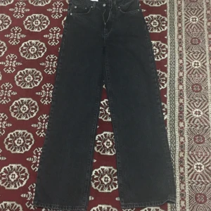 Straight Wide byxor  - Storleken på de svarta byxorna är S o de är i bra skick, helt nya som ni ser på bilden och det är skönt material. Ja råka köpa fel storlek men annars så är de sköna o passar med allt. Kontakta mig om ni har frågor. Växjö 