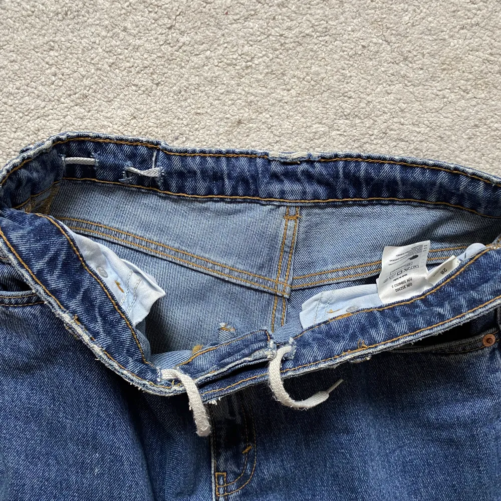 Jag säljer mina låg midjade vida jeans från monki!😇Köpta för ett år sen men använda fåtal gånger därav jättefint skick. Som man ser på tredje bilden, har jag dragit in ett snöre för att de skulle passa i midjan på mig😊😉.  Meddela vid intresse eller fråga💕. Jeans & Byxor.