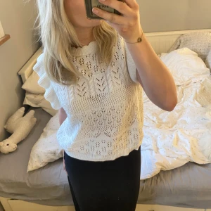 Stickad topp - Super fin stickad topp från märket only💕aldrig använt endast testad! Köptes för 350kr