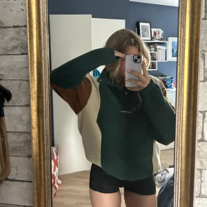 Vintage flis pullover från Urban outfitters - Denna supermysiga vintage tröja köpte jag på Urban outfitters i fjol men den har tyvärr inte använts. Den är i storlek M men är väldigt oversized så den skulle absolut kunna klassas som L också. 🌟🌟