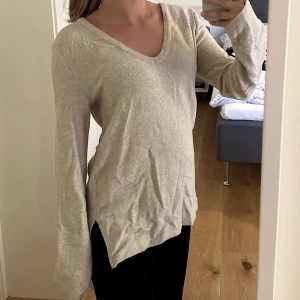 Tröja  - Lång mysig tröja från Bikbok strl, i använt skick (lite nopprigt som syns på bilderna), skynklig på bilden då den legat i garderoben 