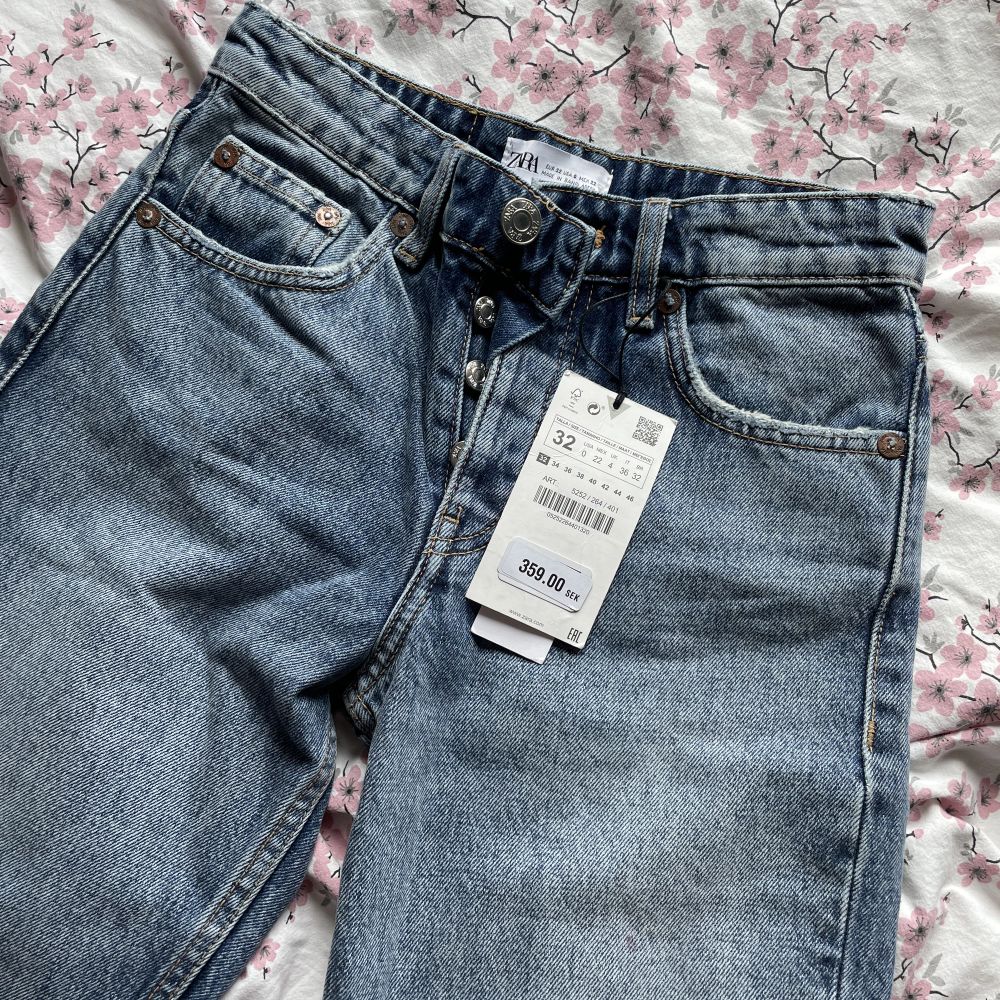 Blå Raka jeans med mid waist från Zara! | Plick Second Hand