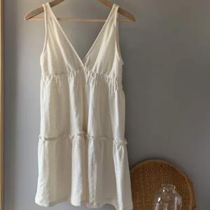Säljer denna korta cream vita klänning ifrån Pullandbear i bra skick. Säljer för 80kr!!
