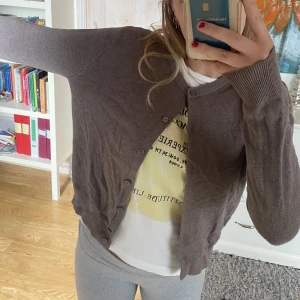 Hm kofta - Så snygg tunn kofta från hm! Jätteskön att ha över en klänning eller när de blir kyligt ute 💕