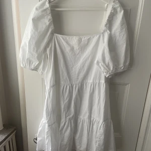 H&M klänning - Jättefin luftig och söt klänning från H&M. Använd några gånger men i väldigt fint skick! Ser likadan ut på framsidan som baksidan. Storlek M Köparen står för frakten🥰