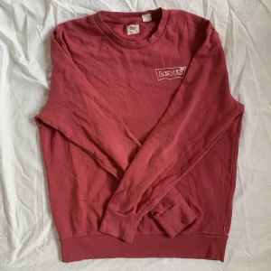 Levis Sweatshirt  - Levis Sweatshirt - Coral Red - Storlek S - 🪸 