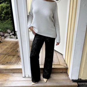 Glitter/pajettbyxor - Skitnsygga glitter/pajett byxor med resårband i bidjan och går hela vägen till marken på mig som är 170 