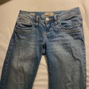LTB jeans  - Säljer nu mina ltb jeans då dom inte kommer till användning något mer, skit snygga och väldigt sköna jeans. Modellen är valerie och dom är i jätte fin färg! Bud på 380kr!
