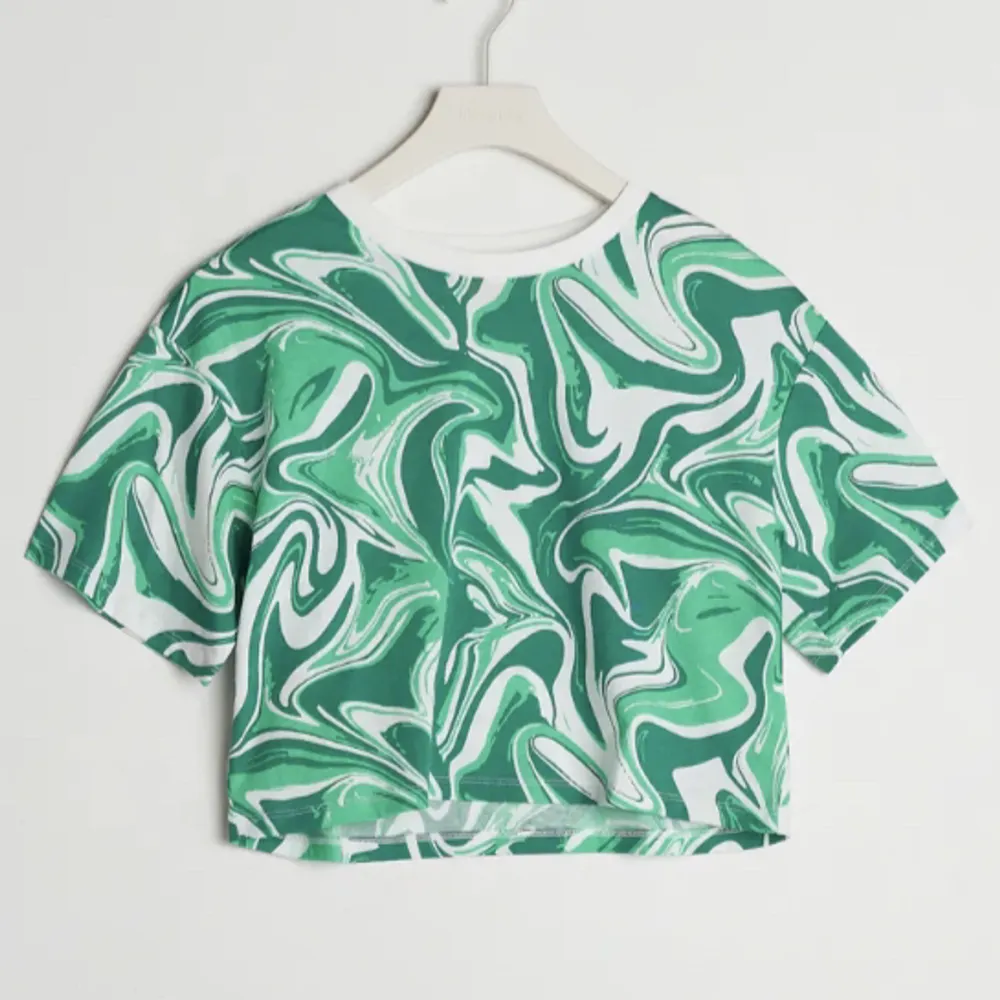 En grön croppad t-shirt från Gina Tricot som jag inte använt. Köparen står för frakten och jag tar endast emot Swish 💕. Toppar.