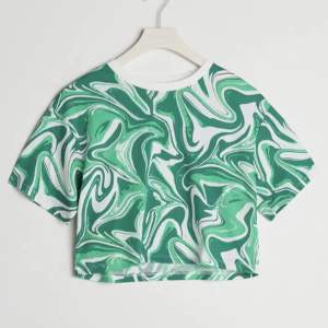 En grön croppad t-shirt från Gina Tricot som jag inte använt. Köparen står för frakten och jag tar endast emot Swish 💕