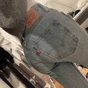 Levis Jeans - Snygga 501 Levis jeans i storlek W30 L34 så de passar mig som vanligtvis har 36/38. Långa på mig som är 165 cm, bra skick och supersnygga till sommaren