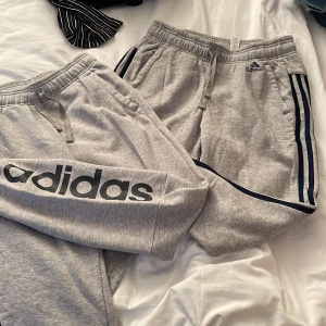 Adidaspaket - Paket av två Adidasbyxor i bra skick. Båda använda men bra skick. Hör av er vid ytterligare frågor och fler bilder🫶